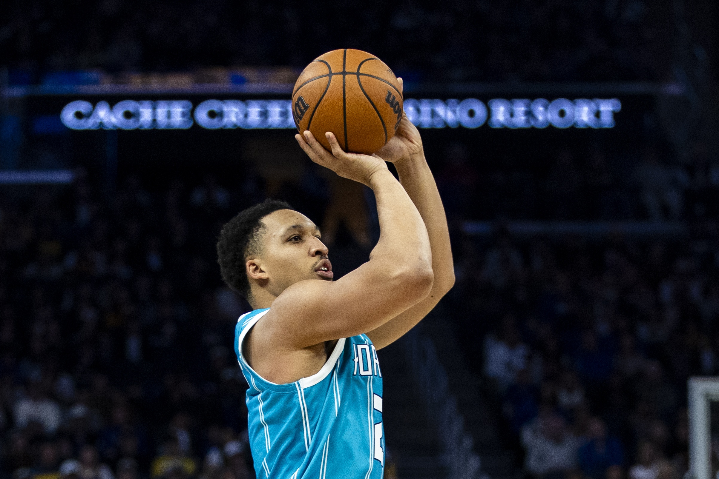 kaiyun-狂轰滥炸！约什·格林背传助格威打3+0 黄蜂领先76人42分